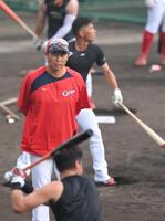 　ロングティーをするナインを見守る新井監督（撮影・市尻達拡）