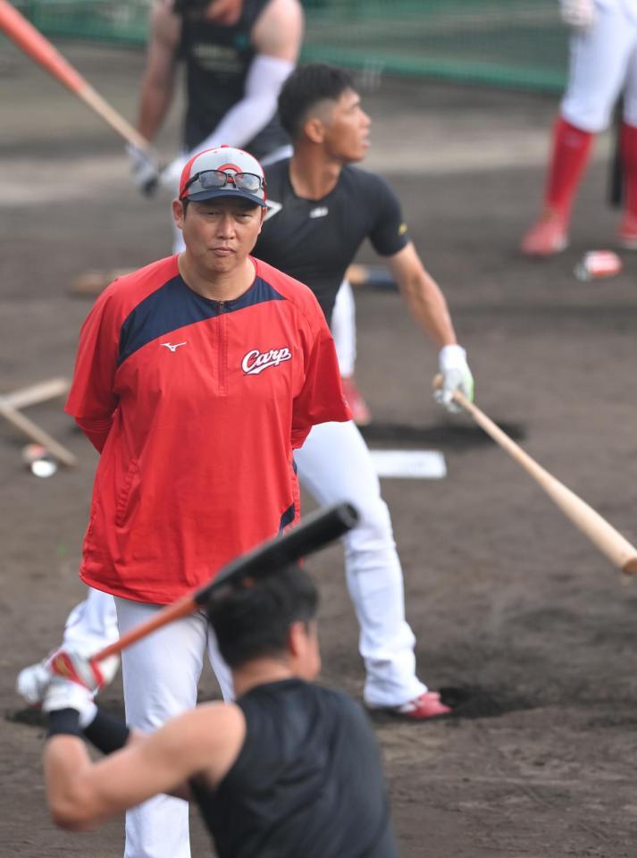 　ロングティーをするナインを見守る新井監督（撮影・市尻達拡）
