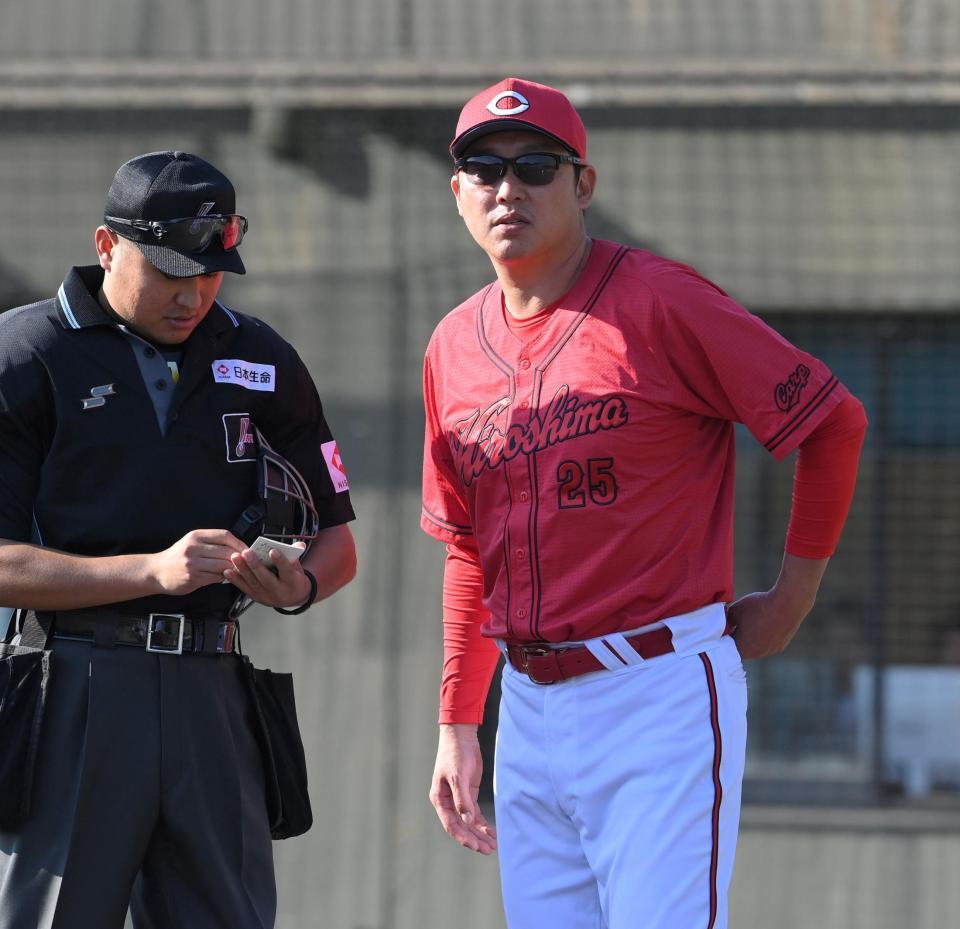 選手交代を告げる新井監督（撮影・市尻達拡）