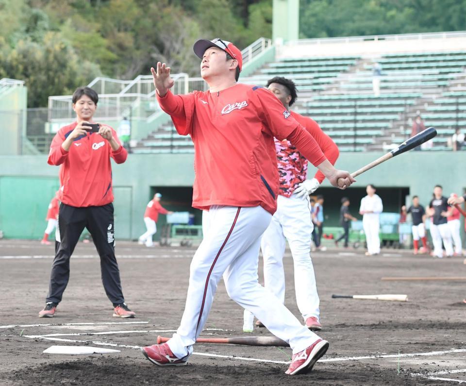 　練習生のメヒアに、自ら手本を示す新井監督（撮影・市尻達拡）