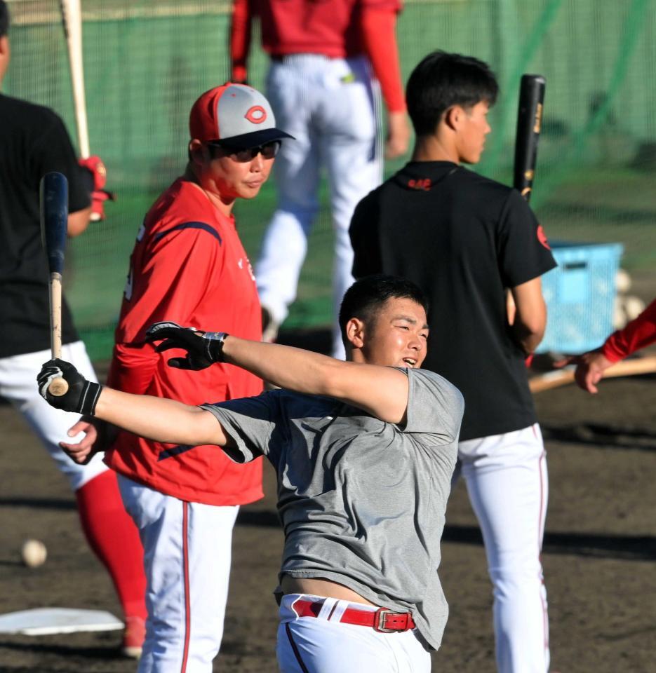 　新井監督の前でロングティーをする林（撮影・市尻達拡）