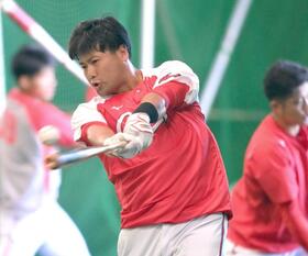 広島・末包　新助っ人に「打ち勝つ」一塁レギュラー奪取へ決意「打つか打たないかだけの話なので」