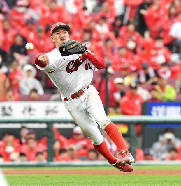 ゴールデン・グラブ賞】広島矢野雅哉が再び師・菊池のスーツ姿