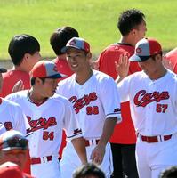 　秋季キャンプを打ち上げ、ナインとタッチを交わす中村奨（撮影・市尻達拡）