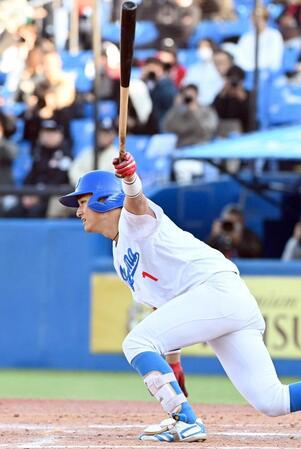 　４回、内野安打を放つ青学大・佐々木（撮影・園田高夫）