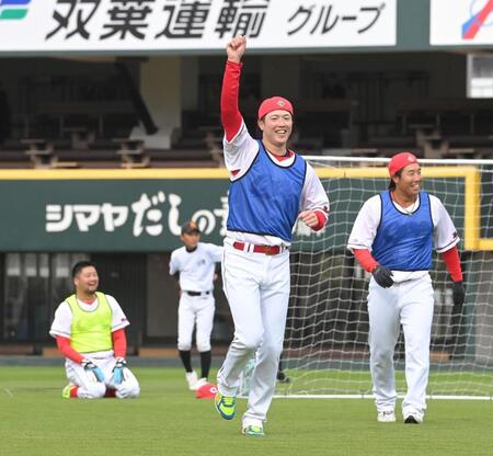 ミニサッカーでゴールを決め、喜ぶ森下（撮影・市尻達拡）