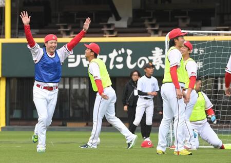 ミニサッカーでゴールを決め、喜ぶ森下（撮影・市尻達拡）