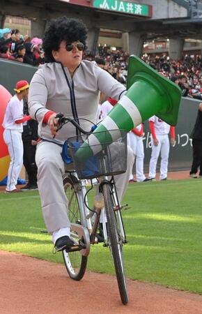 　障害物競争で、ヤンキーに扮し、自転車をこぐ矢崎（撮影・市尻達拡）