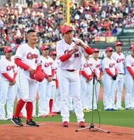 　矢野に、最後のあいさつを促す新井監督（撮影・市尻達拡）