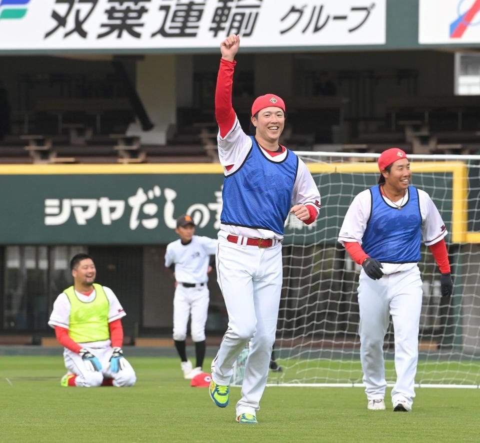 ミニサッカーでゴールを決め、喜ぶ森下（撮影・市尻達拡）