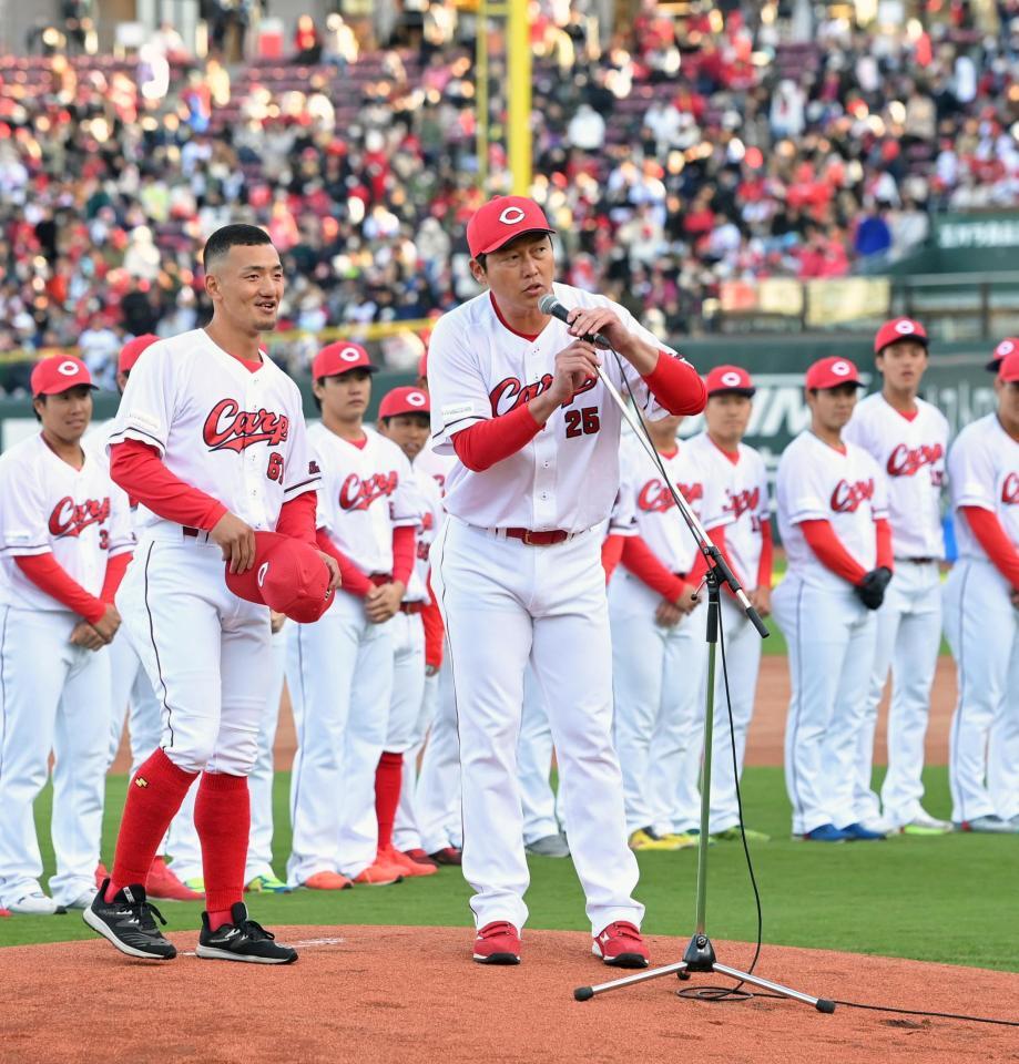 　矢野に、最後のあいさつを促す新井監督（撮影・市尻達拡）