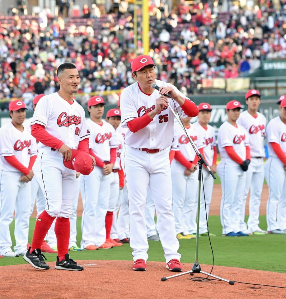 　矢野（左）に、最後のあいさつを促す新井監督（撮影・市尻達拡）