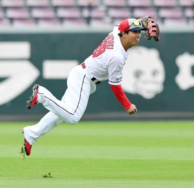 広島・羽月 母校・神村学園で自主トレ 藤井ヘッド指令の外野守備にも 広島・羽月 母校・神村学園で自主トレ 藤井ヘッド指令の外野守備にも