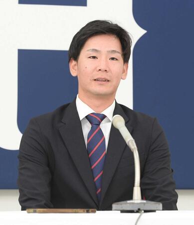 　契約更改を終え、会見に臨む森浦（撮影・市尻達拡）