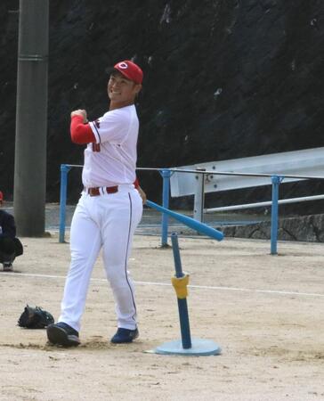 　実技でバッティングを披露する田村