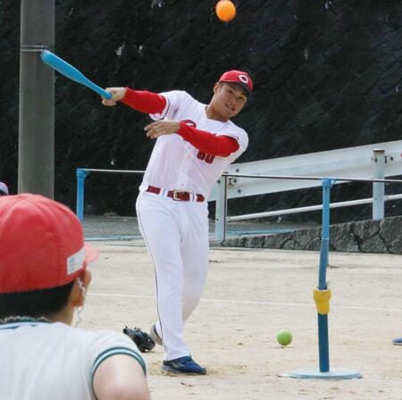 　実技でバッティングを披露する田村