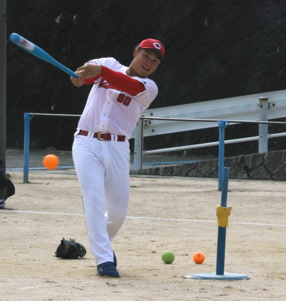 　実技でバッティングを披露する田村