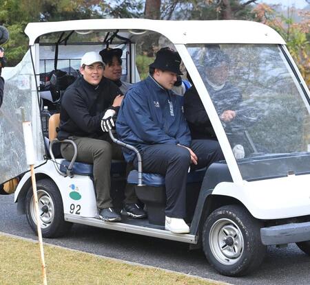 　カートで移動する（左から）九里、戸根千明氏、赤塚、岡田明丈氏（撮影・市尻達拡）