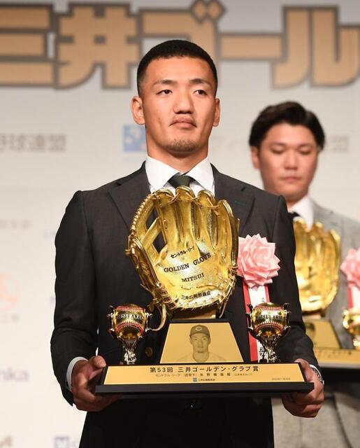 広島・矢野 目指すは守備率10割 師匠・菊池のスーツで登壇 初のGG