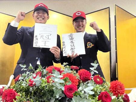 　仮契約を終えて満面の笑みを見せる（右から）広島２位指名の佐藤柳と、４位指名の渡辺（撮影・畠山賢大）