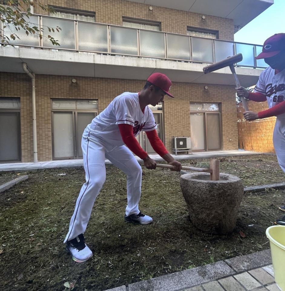 　イベントに参加し、餅をつく内田