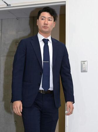 　契約更改交渉後、会見に臨む島内（撮影・市尻達拡）