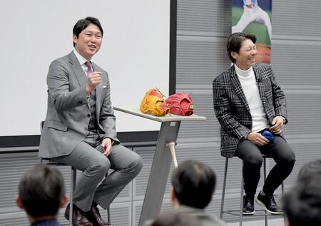 　トークショーを行う新井監督（左）と高津監督（撮影・石井剣太郎）