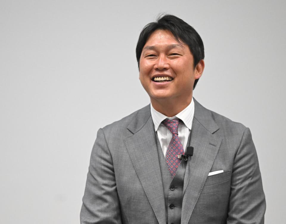 　トークショーで笑顔を見せる新井監督（撮影・石井剣太郎）