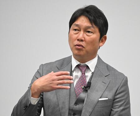 　トークショーを行う新井監督（撮影・石井剣太郎）