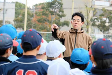 　小学生に野球指導する秋山（撮影・畠山賢大）