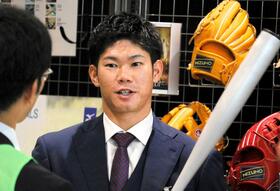 広島・坂倉　理想の「１ミット」勝負　メーカーに改良要望！バットも新調　グリップをミリ単位で調整