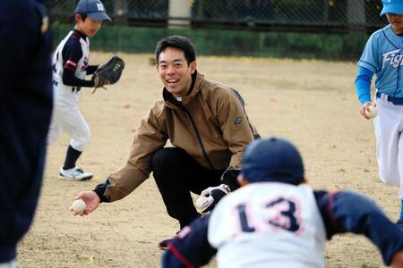 　小学生に野球指導する秋山（撮影・畠山賢大）