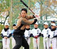 　野球少年の前で打撃を披露する秋山（撮影・畠山賢大）