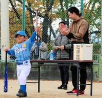 　サイン入りバットをプレゼントされて大喜びする野球少年（左）に笑顔の秋山（右）＝撮影・畠山賢大