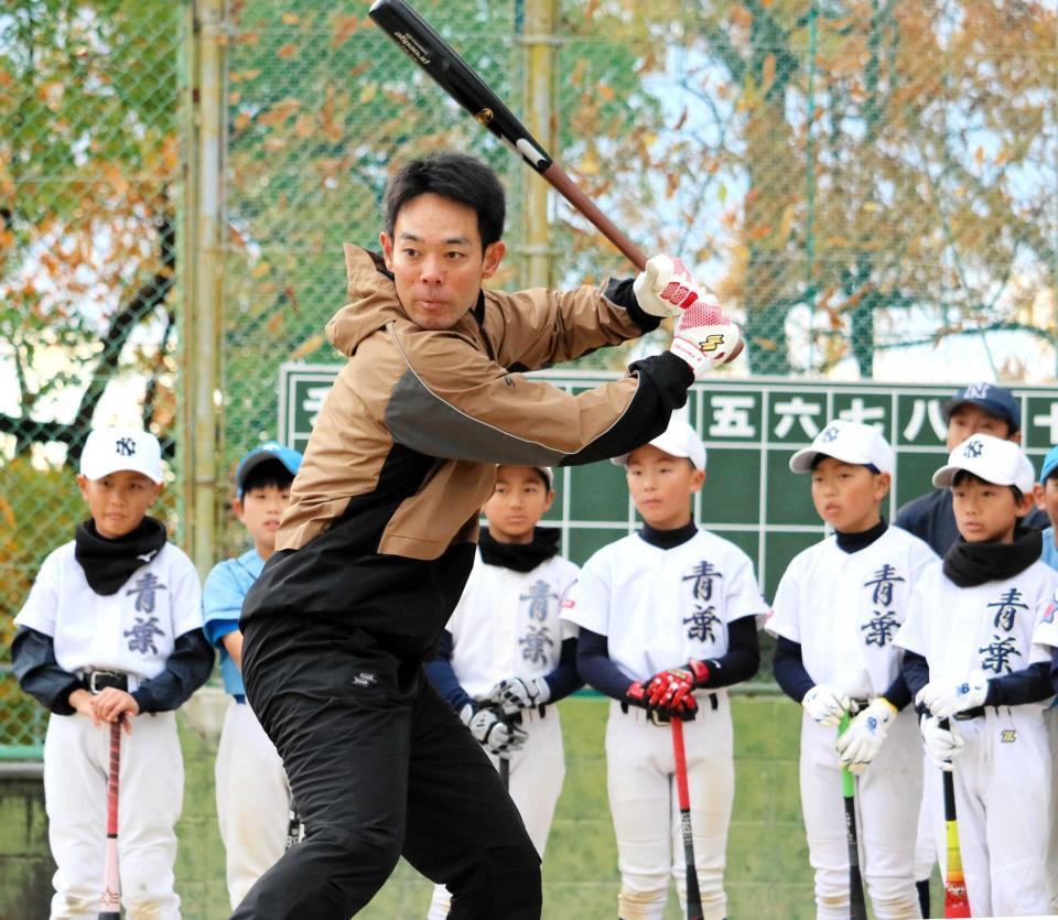 　野球少年の前で打撃を披露する秋山（撮影・畠山賢大）