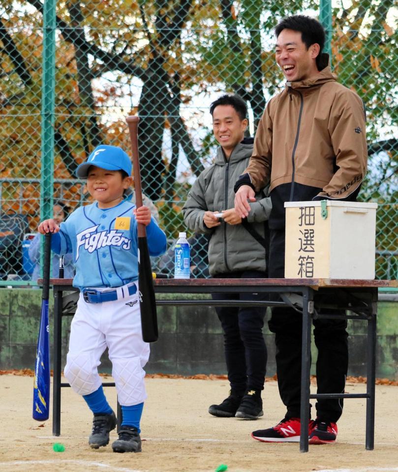 　サイン入りバットをプレゼントされて大喜びする野球少年（左）に笑顔の秋山（右）＝撮影・畠山賢大