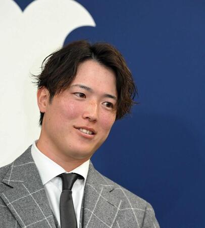　契約更改交渉後、報道陣の質問に答える森下（撮影・市尻達拡）
