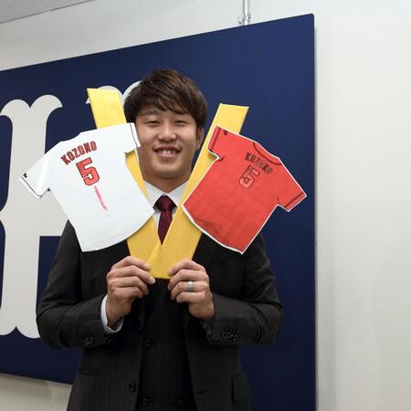 来季、新たな背番号での活躍を誓う小園（撮影・市尻達拡）