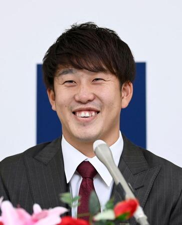 契約更改し、笑顔で記者会見する小園