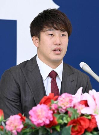 契約更改し、記者会見する小園
