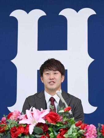 契約更改し、記者会見する小園
