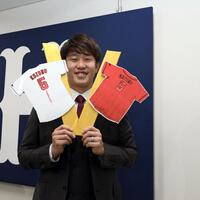 来季、新たな背番号での活躍を誓う小園（撮影・市尻達拡）