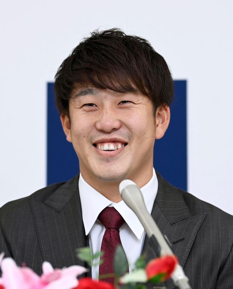 契約更改し、笑顔で記者会見する小園