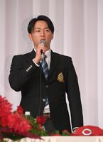 　新入団会見に臨むドラフト１位・佐々木泰（撮影・市尻達拡）