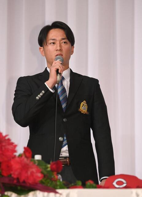 広島ドラ1・佐々木 背番号「10」初披露「鈴木誠也選手のような球団