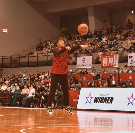 　ハーフタイムイベントに臨む小園