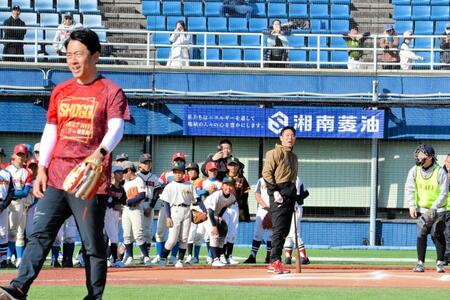 　小泉進次郎氏（手前）に抑え込まれて悔しげな表情を見せる秋山（奥）＝撮影・畠山賢大