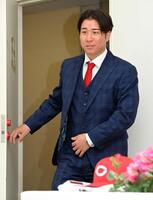 　赤いネクタイを着用し、入団会見に臨む山足（撮影・市尻達拡）