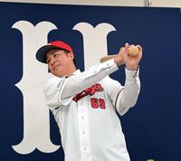 バットを手に、ポーズを決める山足（撮影・市尻達拡）