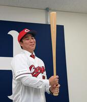 バットを手に、笑顔をみせる山足（撮影・市尻達拡）